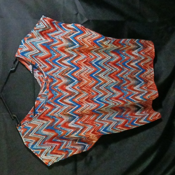 Abstract design open back blouse - Picture 1 of 2